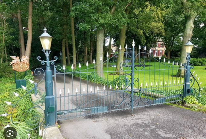 Fun4Two Amsterdam swinger club main gates