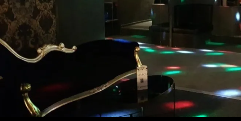 Les Marquise Paris lounge